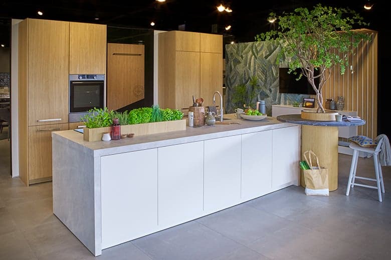 Tulp-Parelwit-met-houten-kastenwand